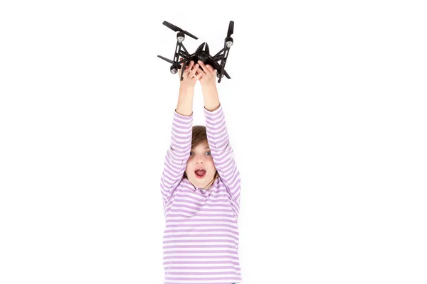 Jovencita alegre sostiene un dron. Aislado sobre fondo blanco —  Fotos de Stock