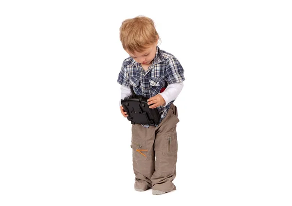 Niño pequeño con control remoto de drones. Aislado sobre blanco . —  Fotos de Stock