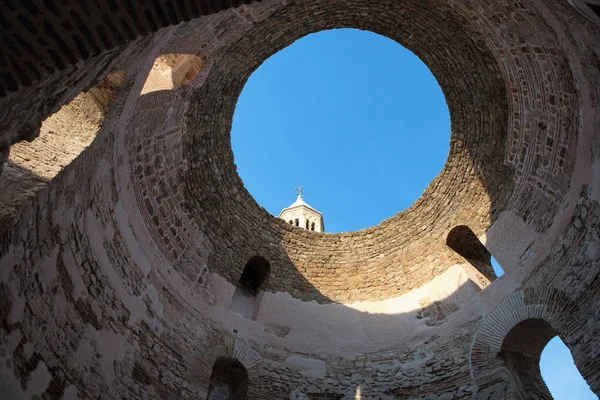 Binnen het paleis van Diocletianus in Split, Croatia — Stockfoto