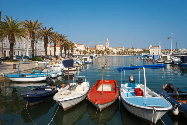 Port de Split avec des bateaux colorés et le Palac Dioclétien — Photo