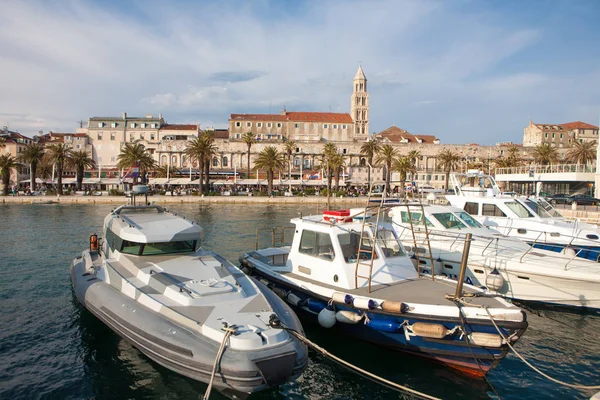 The Diocletian Palace from the harbor with ships in the front in — Stock Photo, Image