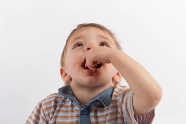 Hongerige Babyjongen Eten Van Chocolade — Stockfoto