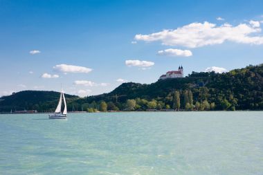 Tihany Abbey ve Lake Balaton Macaristan üzerinden bir yelkenli