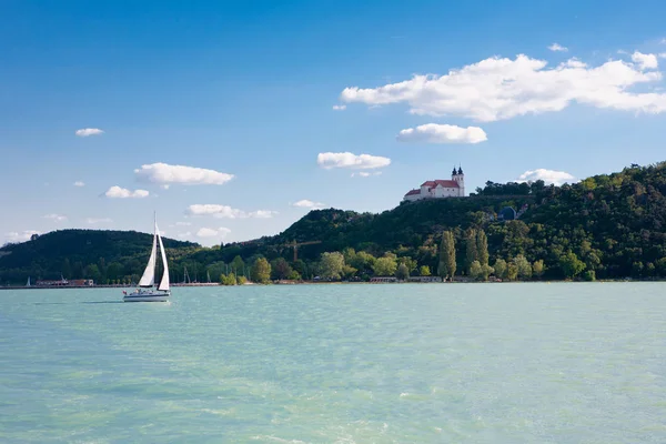 Abadía de Tihany y un velero del lago Balaton en Hungría — Foto de Stock