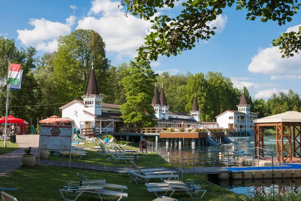 Heviz, ungarisch - 26. Mai 2017: heviz spa und sein park. Hevi-See — Stockfoto