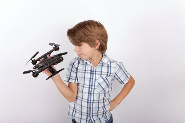 Jongen met drone — Stockfoto