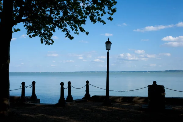 Balatonfured의 공원의 실루엣에 발라 톤 호수는 — 스톡 사진