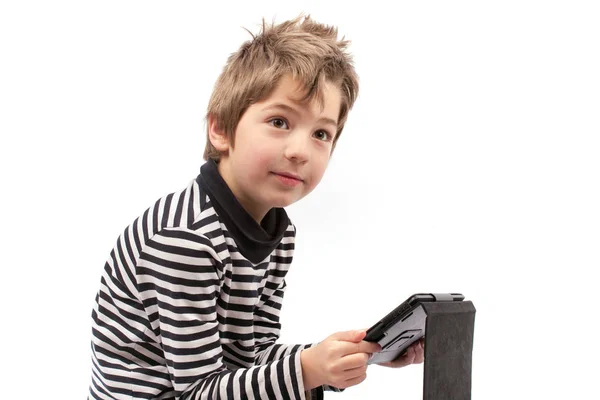 Niño friki sosteniendo una tableta en una posición poco saludable —  Fotos de Stock