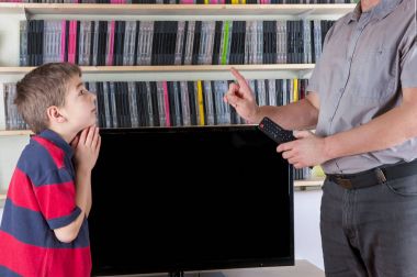 Tv uzaktan kumanda Tv f izlerken izin vermiyor ile sıkı baba