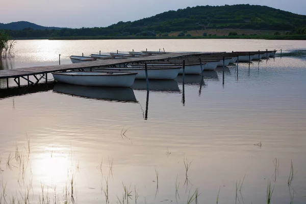 Дерев'яний причал, човни на заході сонця на озері Балатон, Угорщина — стокове фото