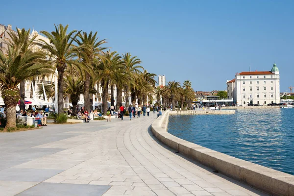 Split, Chorvatsko - 14. dubna 2017: Promenáda s turisty wal — Stock fotografie