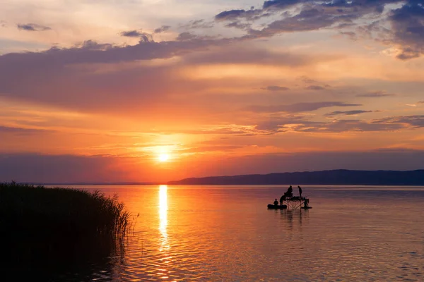 Coucher de soleil sur le lac Balaton avec des silhouettes de pêcheurs en Hongrie — Photo