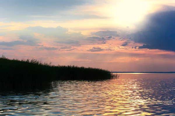 Coucher de soleil et rayon de soleil avec un beau paysage nuageux au lac Balaton — Photo