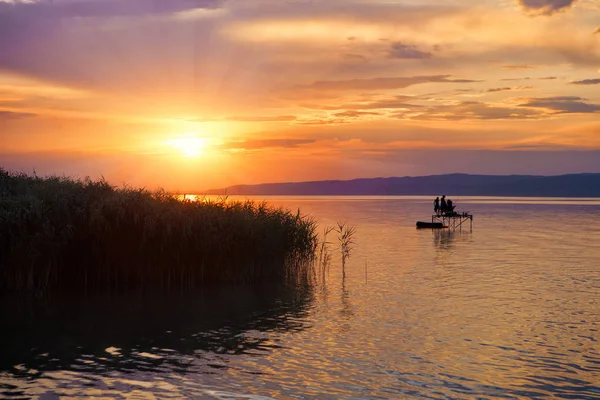 在匈牙利巴拉顿湖剪影的黄昏 — 图库照片