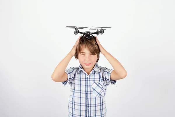 Смешной мальчик с дроном на голове — стоковое фото