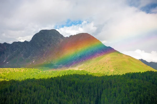 Wunderschöner Regenbogen zwischen den Gipfeln der Dolomitenberge, — Stockfoto
