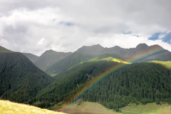 Paesaggio con arcobaleno delle Dolomiti, Italia — Foto Stock