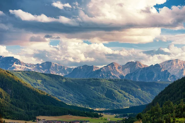 O vale de Santa Maddalena com picos de montanha no fundo — Fotografia de Stock