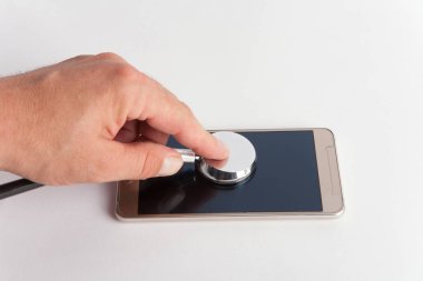 Gezici Sağlık kavramı - el bir ste kullanarak bir smartphone inceleme