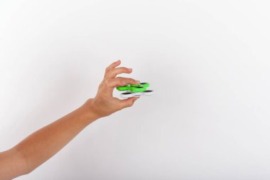 İki topluca spinners ile oynarken el