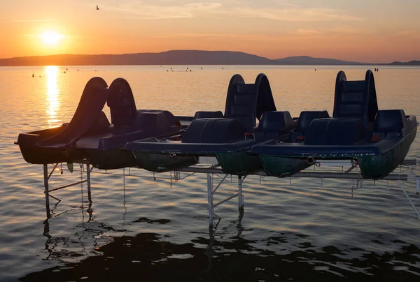 Lake Balaton sunset with pedal boats in the front — Stock Photo, Image