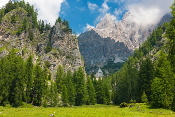 Τα βουνά Δολομίτες κοντά στην Cortina, Ιταλία — Φωτογραφία Αρχείου