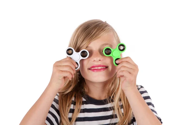 Porträt eines Mädchens, das mit zwei Fidget Spinnern spielt — Stockfoto