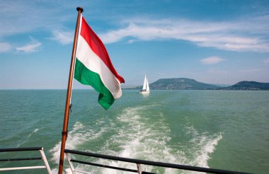 Bada yakın Macar bayraklı bir gemi güverte Balaton Gölü