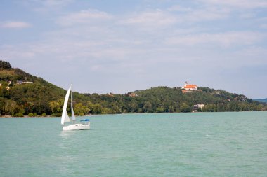 Tihany Yarımadası Abbey ve shi görüntülenen bir yelkenli ile