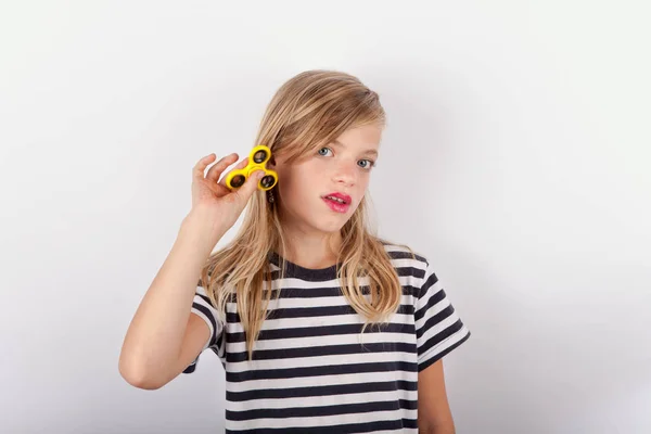 Girl with fidget spinner — Stock Photo, Image
