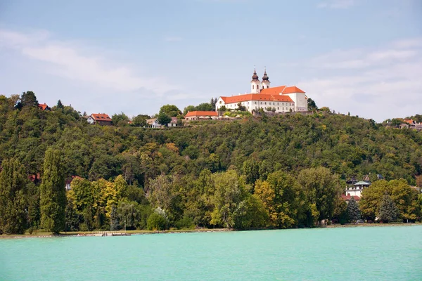 Тихань абатство переглядали від озера Балатон в Угорщині — стокове фото