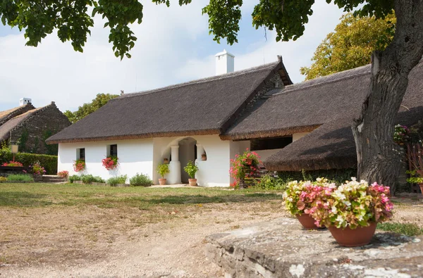 Tihany, Hungary August 28. 2017: Old country house in Tihany, at — Stock Photo, Image