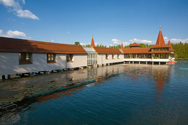 Хевіз спа-центру в Угорщині. Купання в озері Хевіз – 2-й найбільший природний — стокове фото