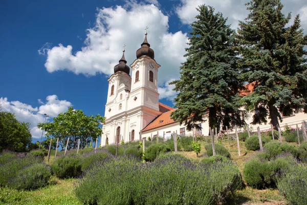 Abația Tihany cu o grădină de lavandă în fața lacului Balaton — Fotografie, imagine de stoc