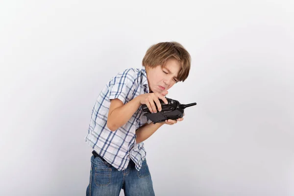 Jeune garçon s'amuser avec une télécommande de drone — Photo