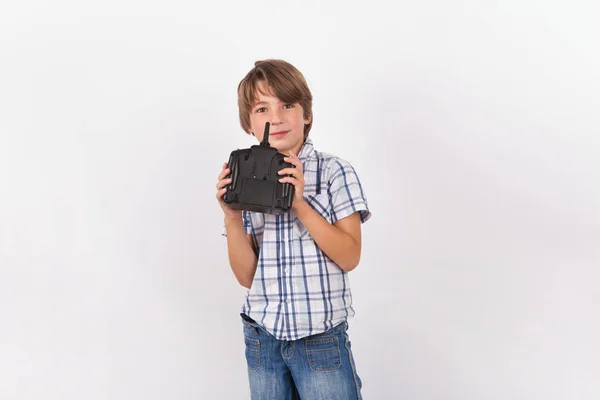 Jeune garçon utilisant une télécommande de drone — Photo