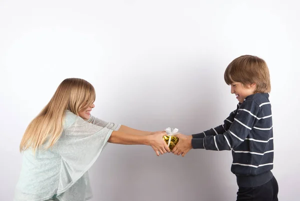 Hermanos luchando por el regalo —  Fotos de Stock