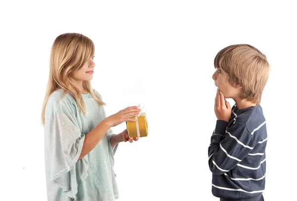 Young girl giving a gift to a boy — Stock Photo, Image