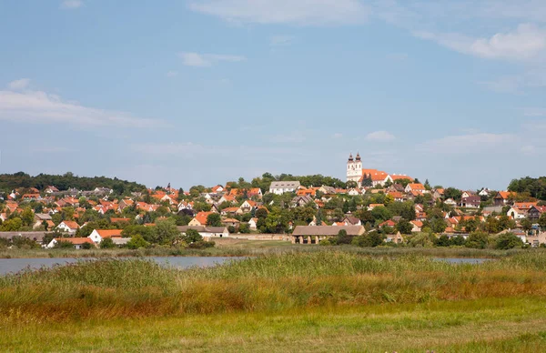 ハンガリーの内湖からティハニ村 — ストック写真