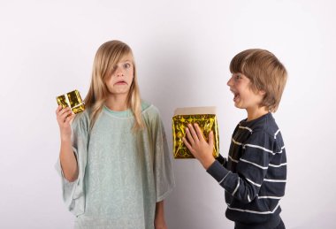 Büyük hediye ve küçük hediye - di mevcut kutulara ile ile kardeşler