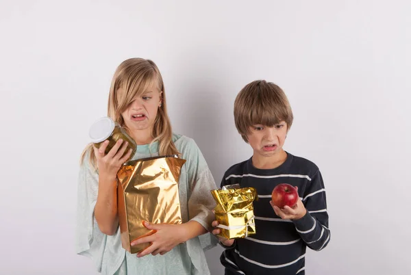 Les enfants choqués par les mauvais cadeaux . — Photo