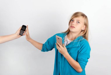 Akıllı telefon kullanan genç kız basit bir mafya sunan yardım reddediyor