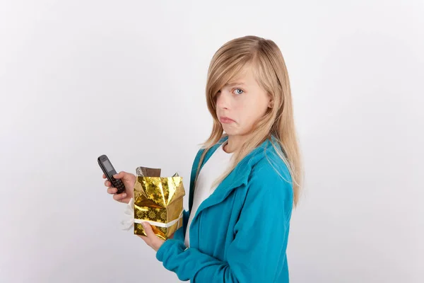 Ung flicka precis packat upp sin presentbox och mycket besviken beca — Stockfoto