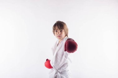 Kimono ve kırmızı boks eldiven giymiş karate çocuk portresi ve 