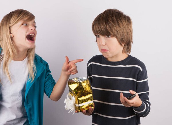 Мальчик получил простой мобильный телефон в подарочной коробке, его сестра смеялась над ним
