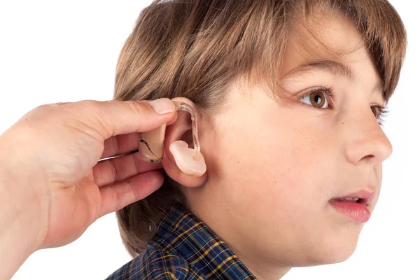Νεαρό αγόρι που προσπαθεί ένα ακουστικό βαρηκοΐας. Απομονωμένα σε λευκό φόντο — Φωτογραφία Αρχείου
