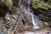 Vodopád a kovové žebříky návštěva mazlíčkem, národního parku Slovenský ráj