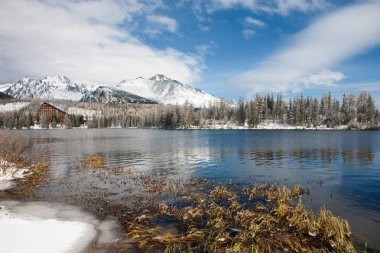 Kışın - Slovakya yüksek Tatras güzel bir göl Strbske Pleso (Tarn)