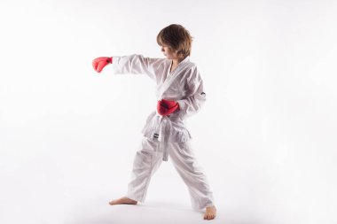 Karate Kid'i kırmızı boks eldiven yapıyor ve kimono giyen egzersizleri