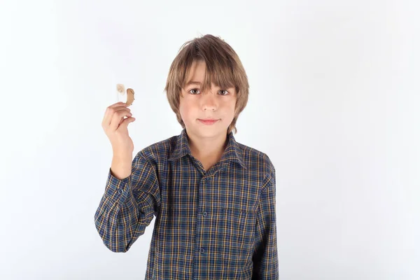 Jongen toont zijn gehoorapparaat — Stockfoto